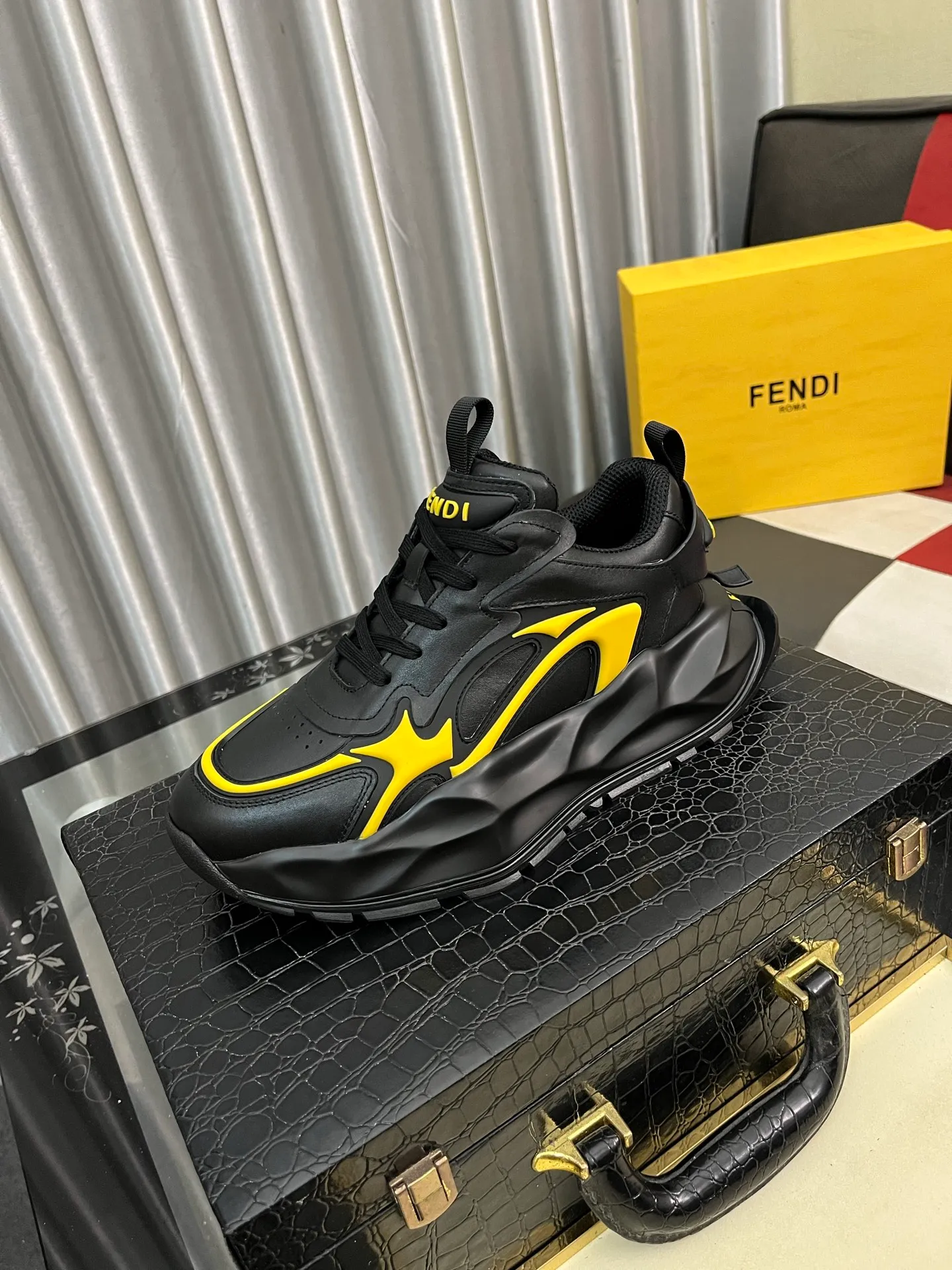 Men's Men's Shoes💰580⌚️⌚️[fendi] Fendi's classic and comfortable men's, this complex sneaker is made of soft calfskin➕genuine leather lining➕original ultra-light rubber material with rough outsole. This unique light style is suitable for the casual and refined sensibility of this season. It is comfortable and natural on the feet. It is an everyday style for casual travel in autumn and winter! 38-446️⃣colors available